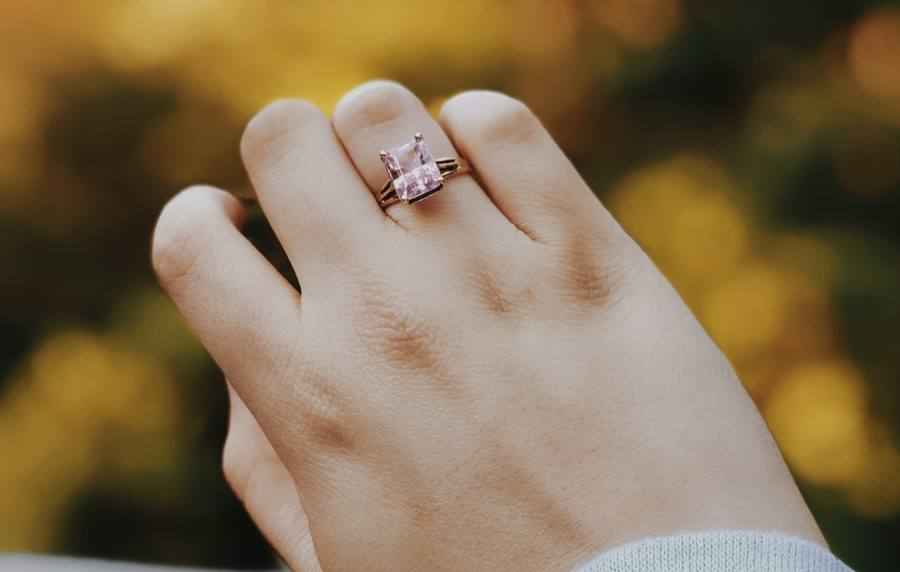 7 Steps to Take Perfect Engagement Ring Selfie with Your Phone
