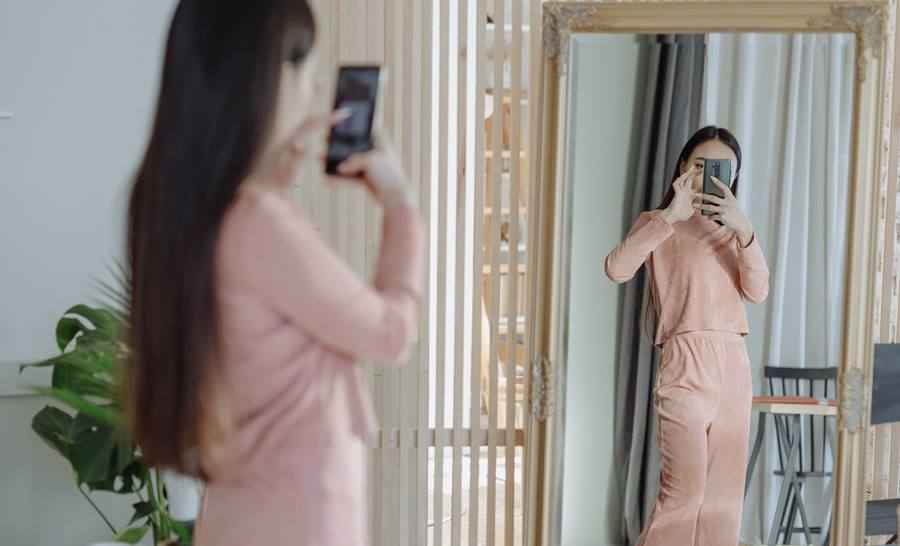 How to Take A Great Mirror Selfie At Home?