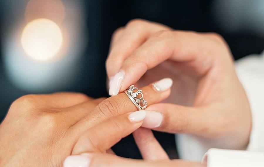 wedding ring on the groom's hands
